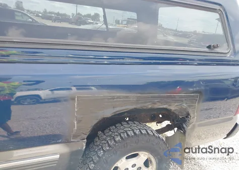 2000 Chevrolet Silverado 1500 Ls z USA, uszkodzony, nr VIN 1GCEC14T6YE339772